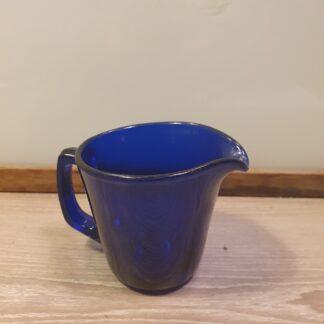 Blå vintage kande i tykt glas