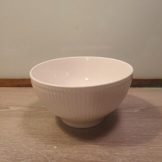 Hvid skål i porcelæn med riller