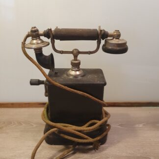 Gammel telefon med drejehåndtag