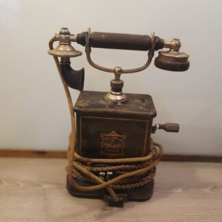 Gammel telefon med drejehåndtag