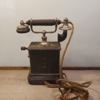 Gammel telefon med drejehåndtag