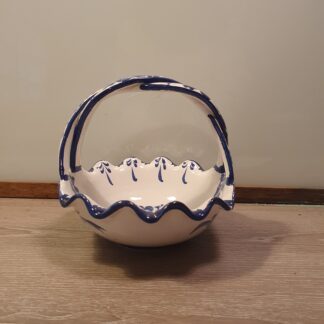 Skål med hank i porcelæn