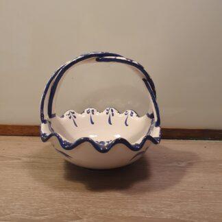 Skål med hank i porcelæn