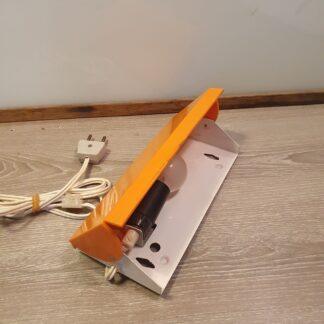 Orange retro lampe i metal og plastik