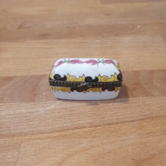 Pilleæske i porcelæn