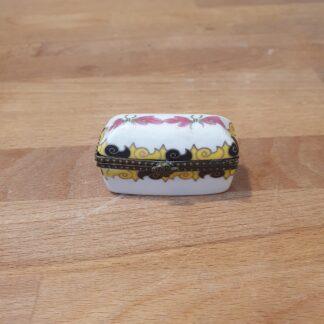 Pilleæske i porcelæn