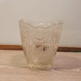 Vase i glas med blomster