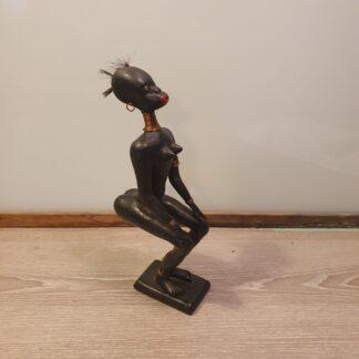 Figur i træ af kvinde