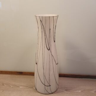 Vase i bemalet glas