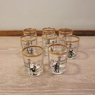 8 små glas med forskellig skrift