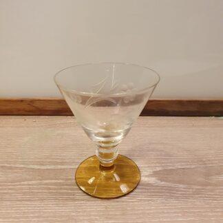 2 stk glas med slibninger og gul fod