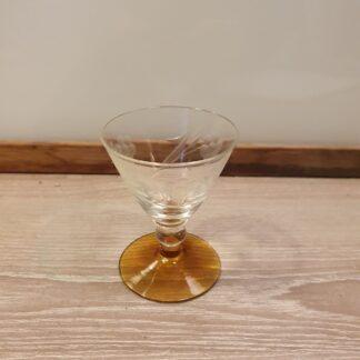 Glas med slibninger og gul fod