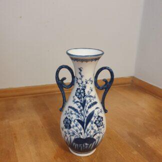 Dekoreret vase i porcelæn