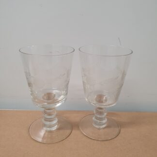 2 stk høje glas med slibninger