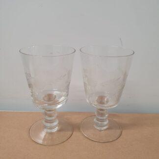 2 stk høje glas med slibninger