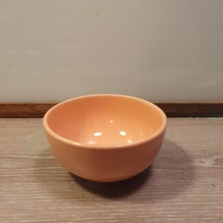Laksefarvet skål i porcelæn
