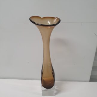 Røgfarvet vase i glas