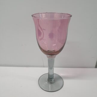 Lyserødt glas med grå stilk