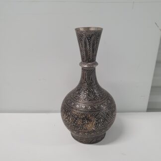 Vase i metal med mønstre