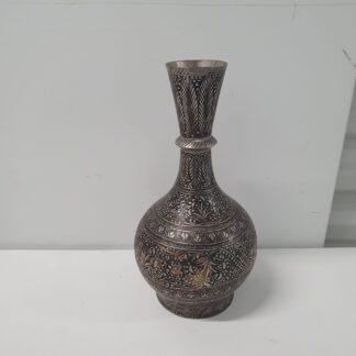 Vase i metal med mønstre