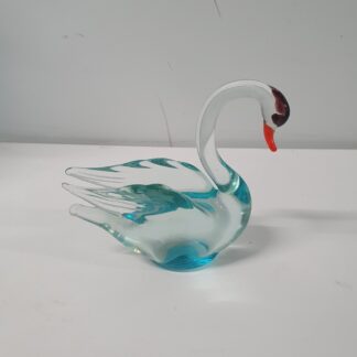 Flerfarvet svane i glas