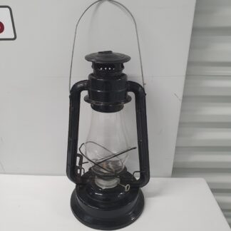 Petroleumslampe i sort metal