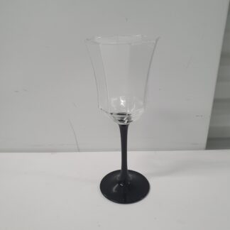 Kantet glas med sort stilk