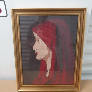 Indrammet broderi af kvinde