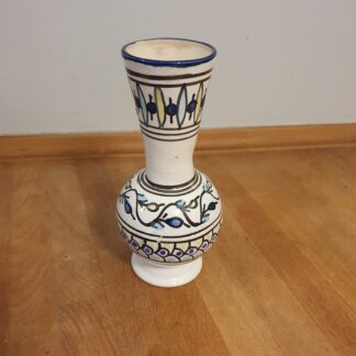 Bemalet vase i keramik