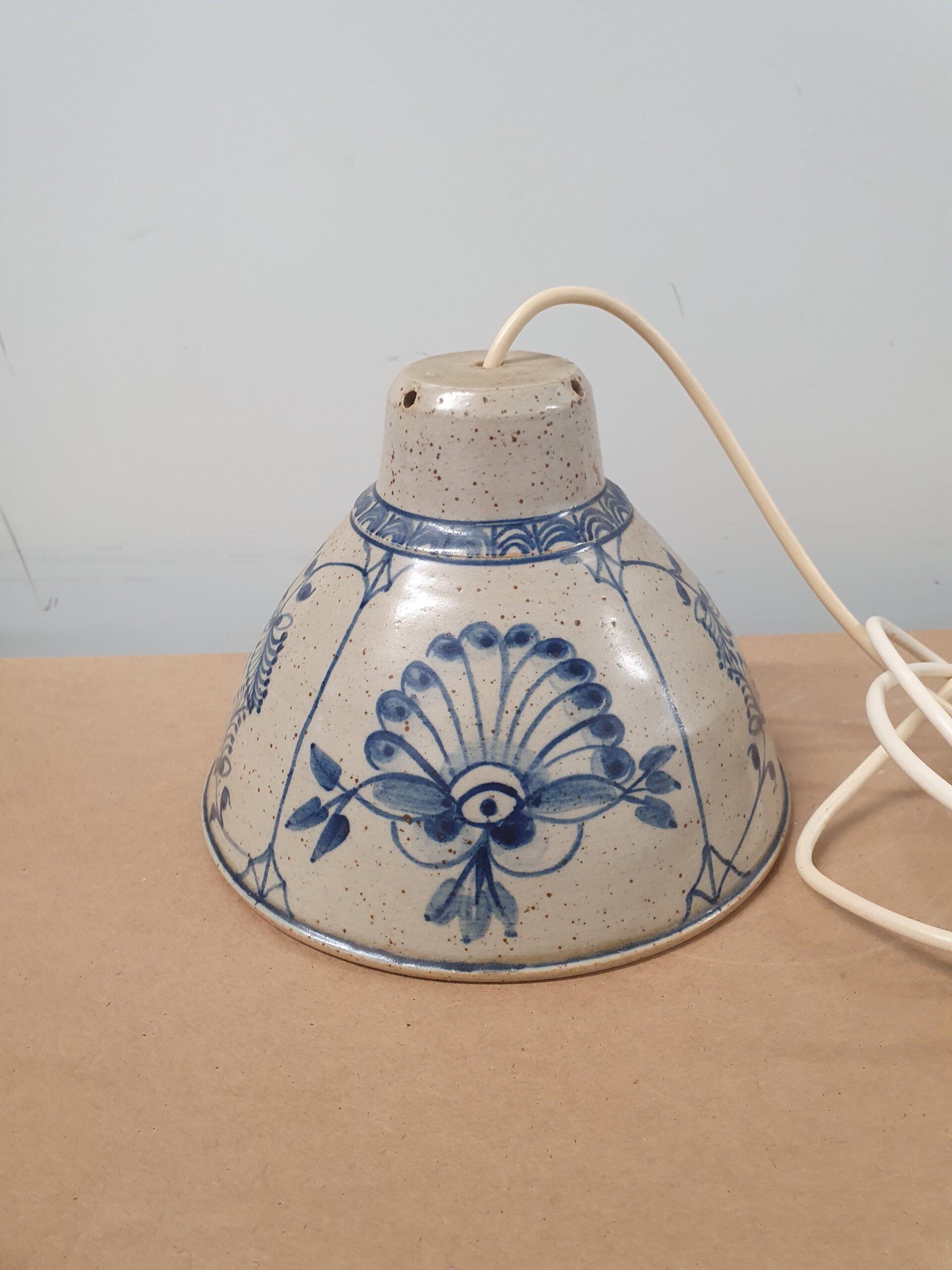 Bemalet loftlampe i keramik