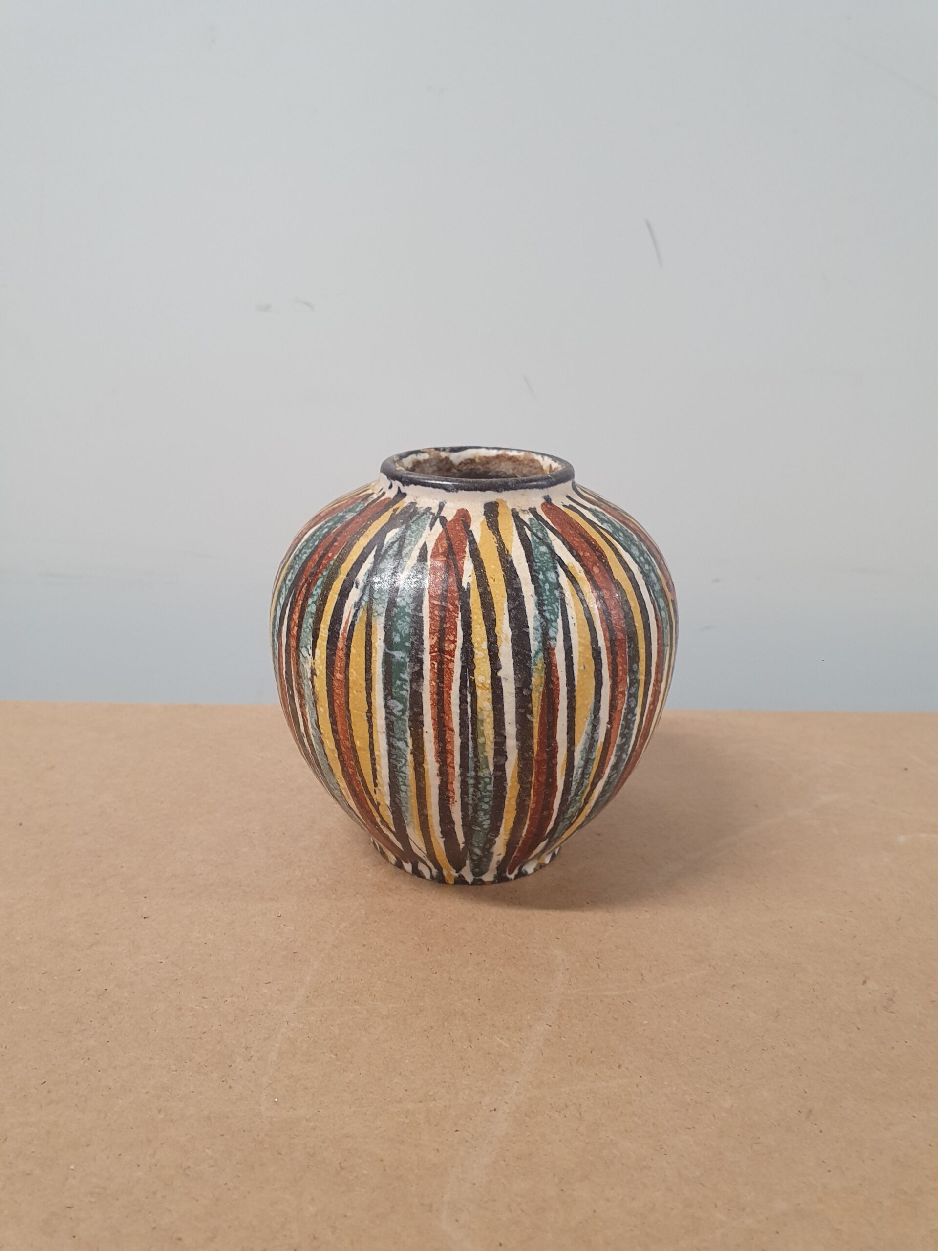Bemalet vase i porcelæn