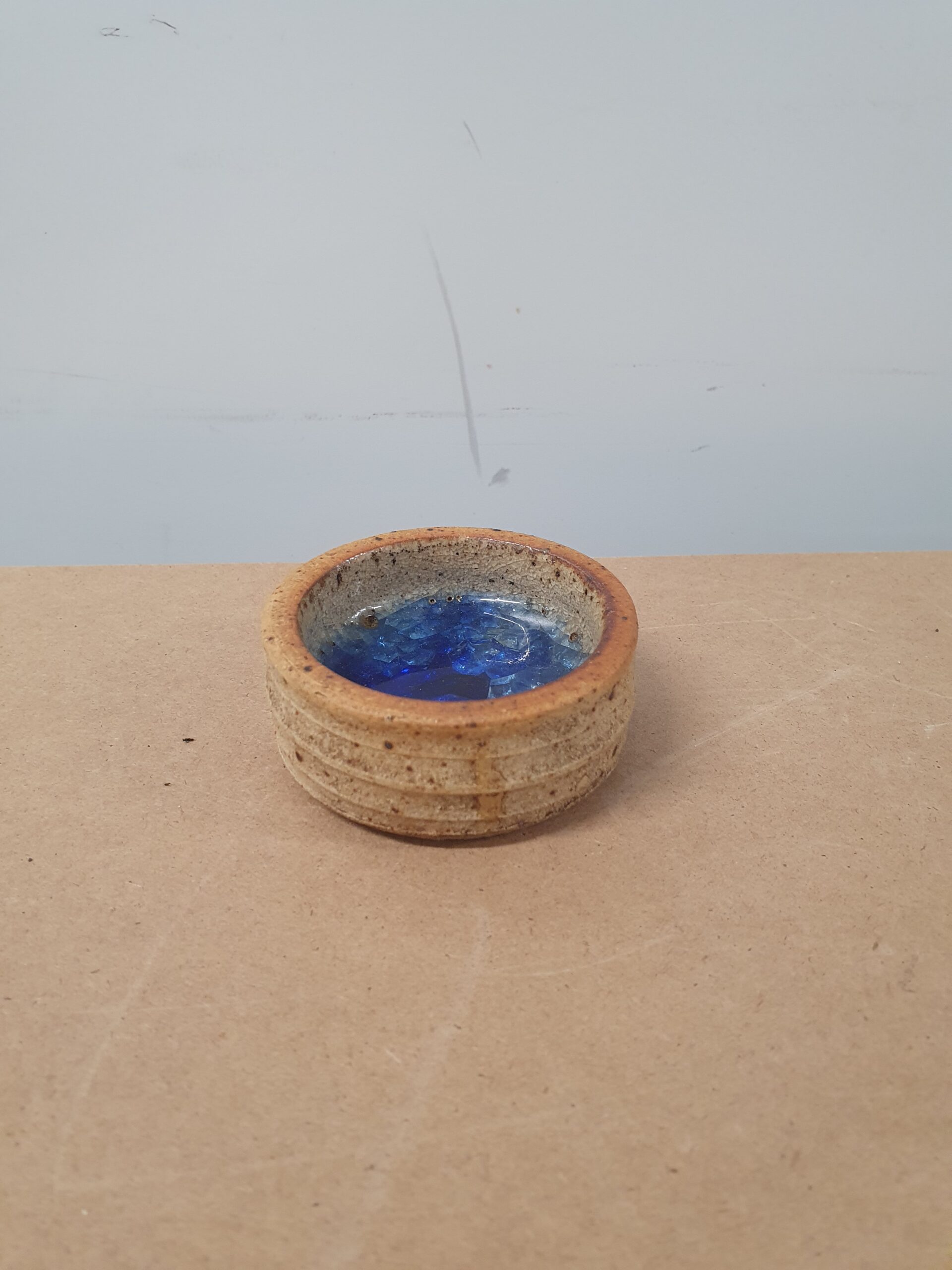 Skål i glas og keramik