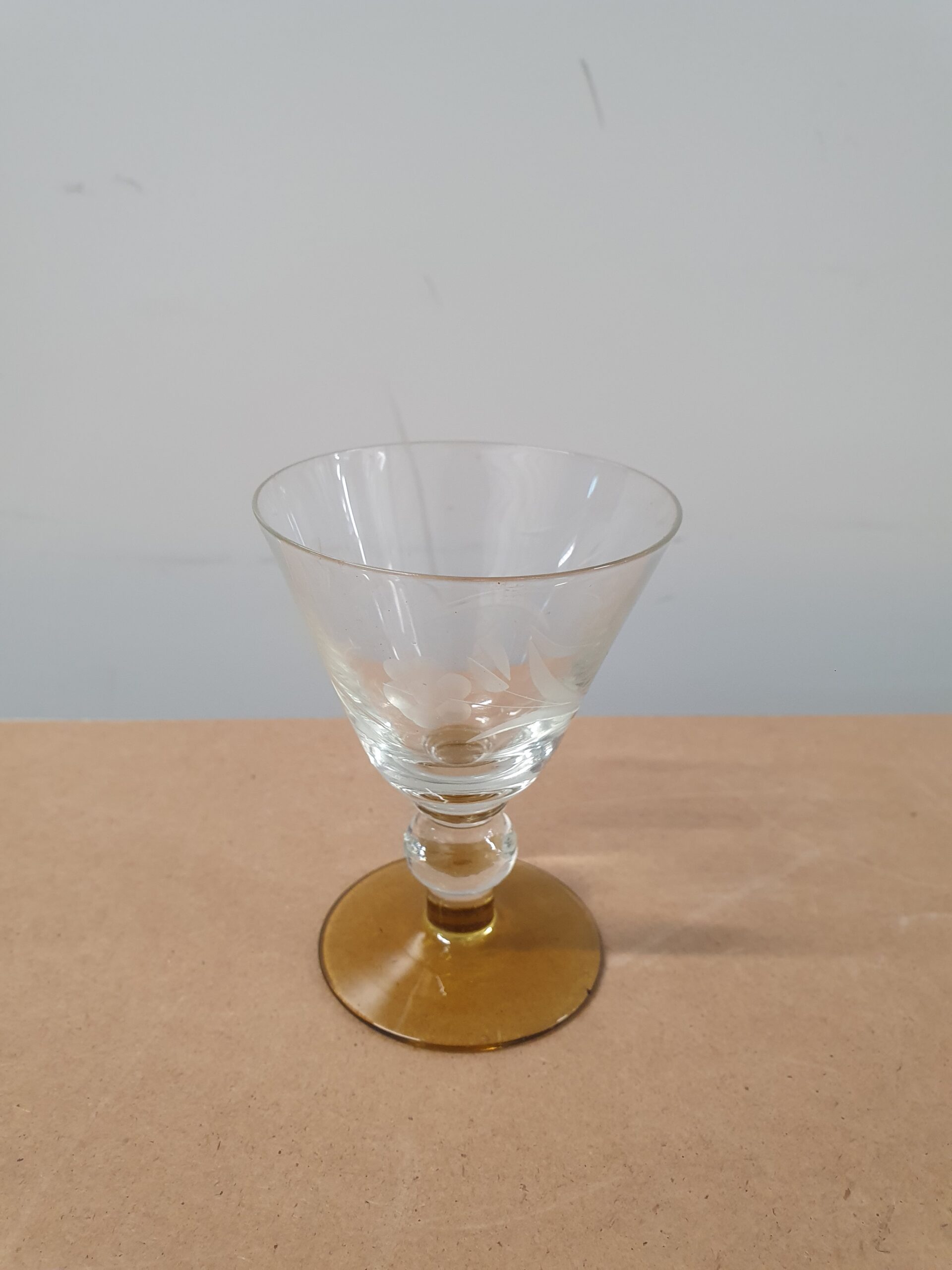 Glas med røgfarvet fod