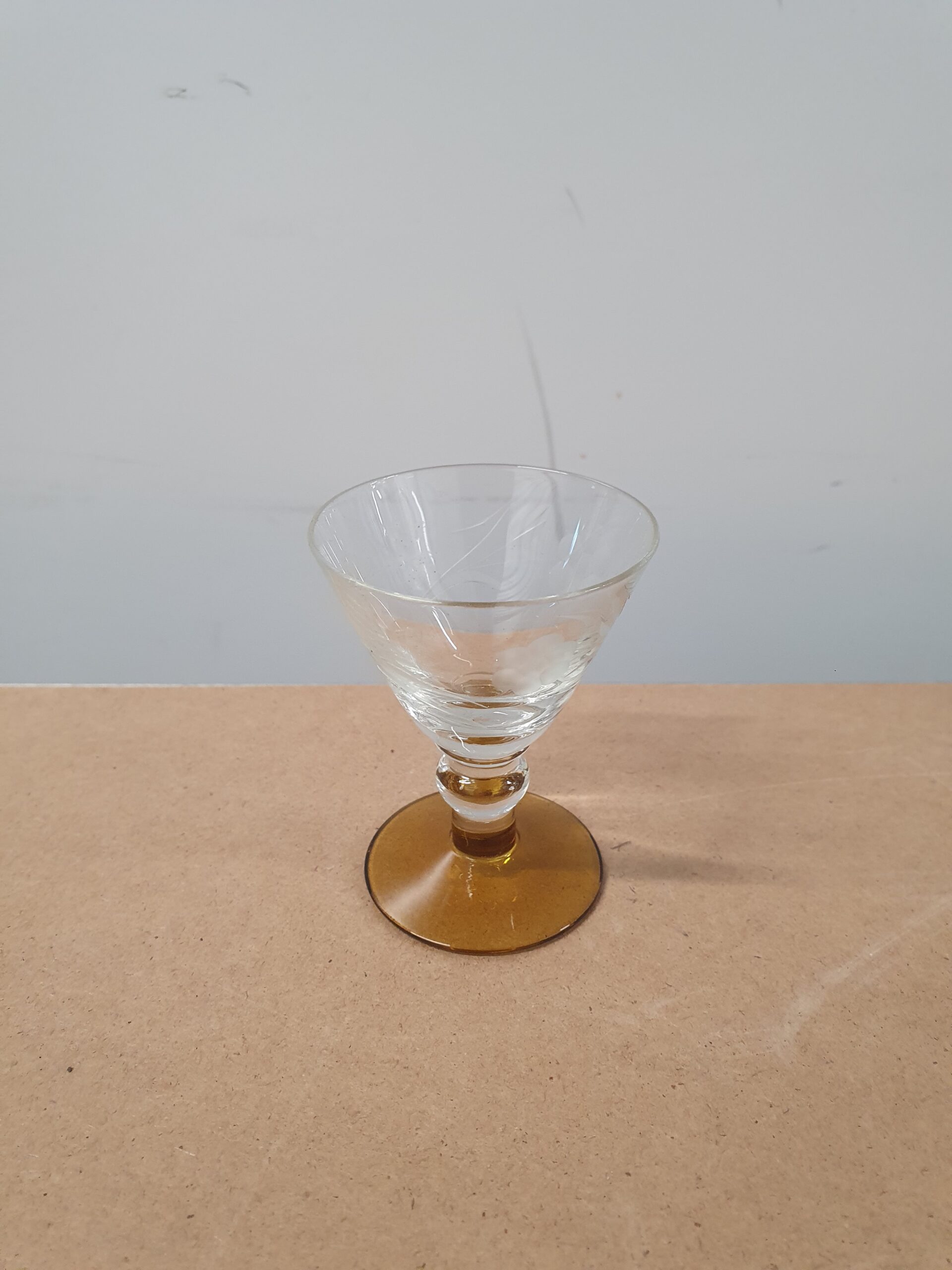 Glas med røgfarvet fod