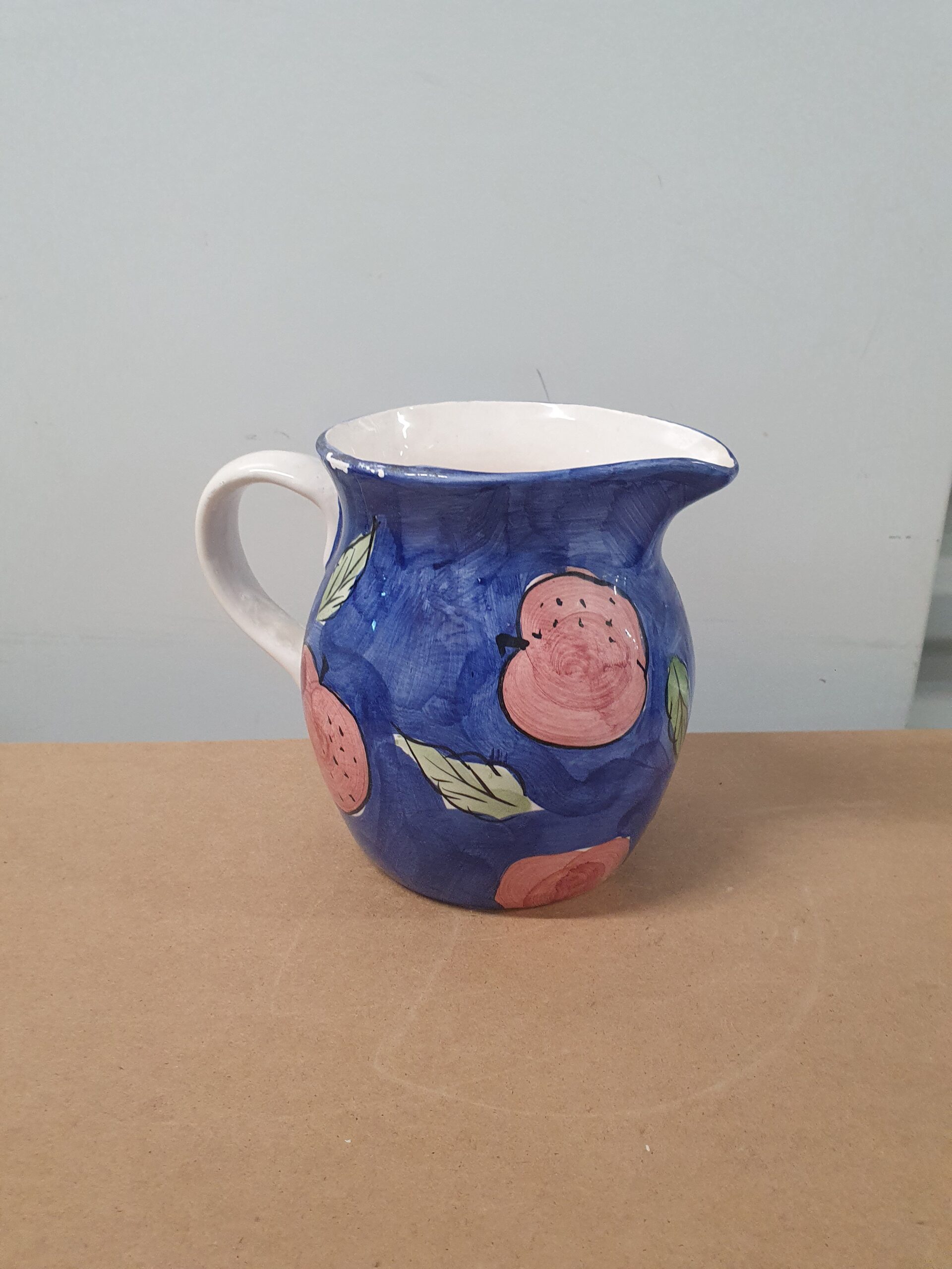 Bemalet kande i porcelæn