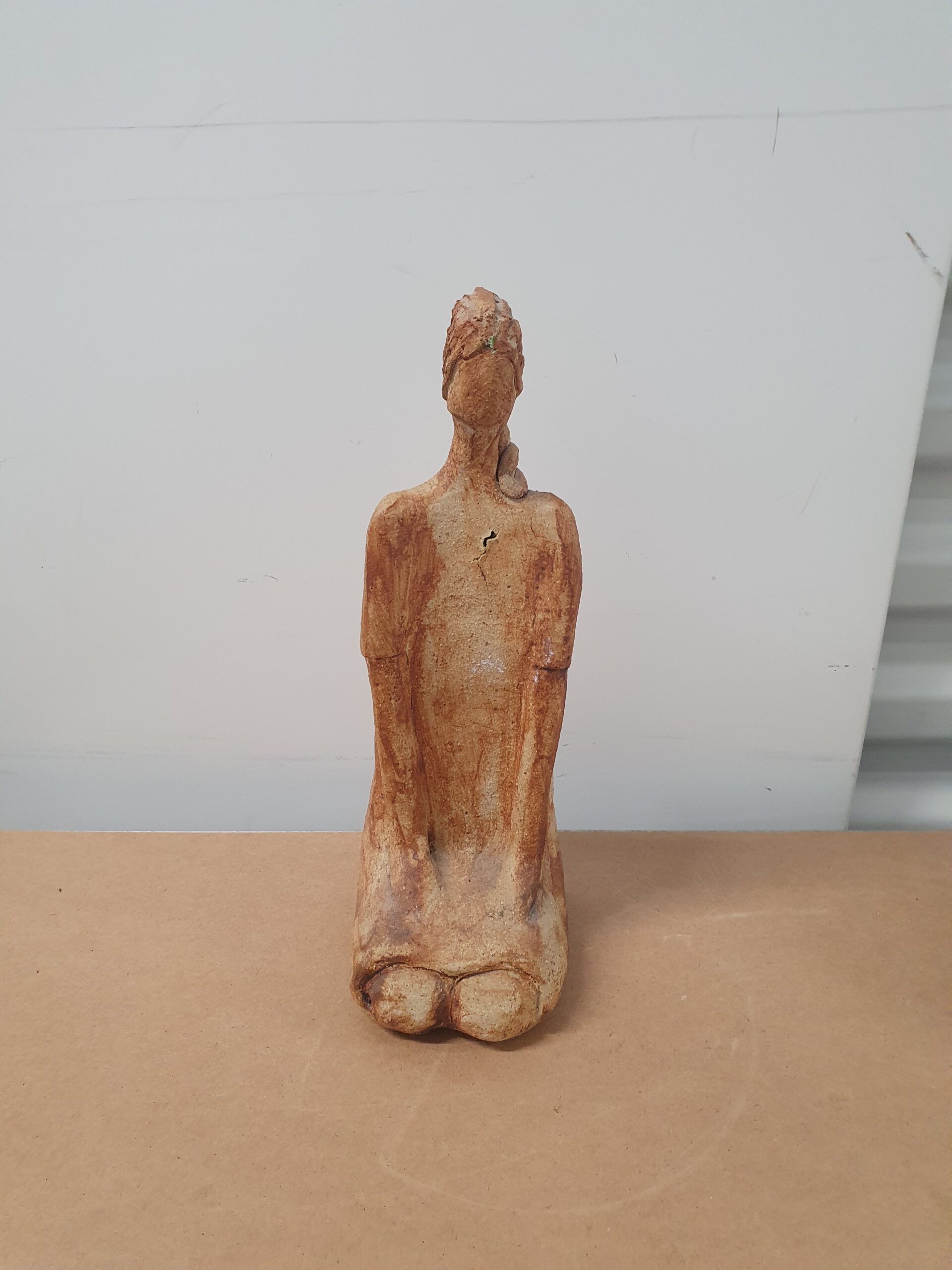 Figur i keramik signeret Lille Mor