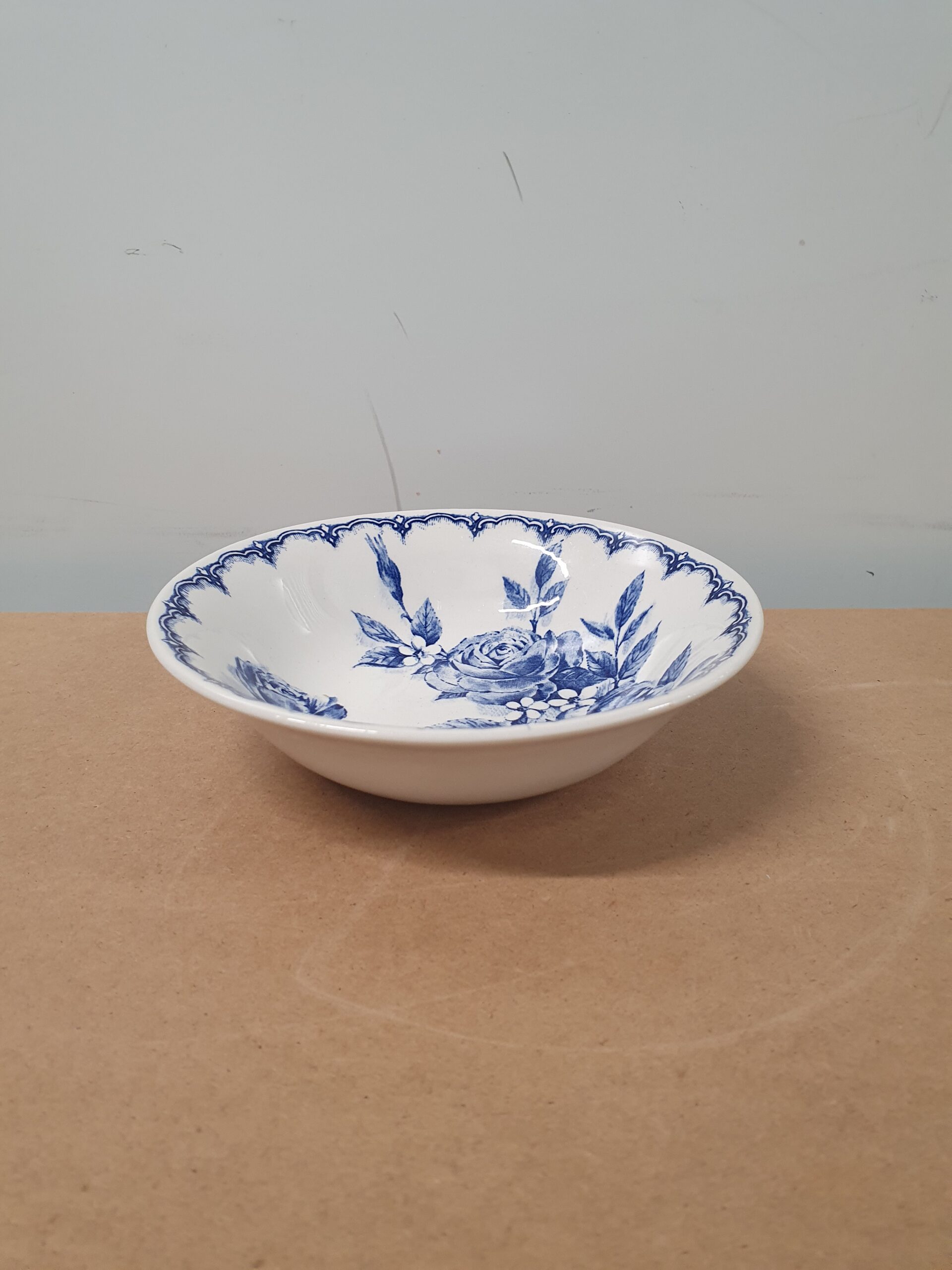 Skål i porcelæn dekoreret med blomster