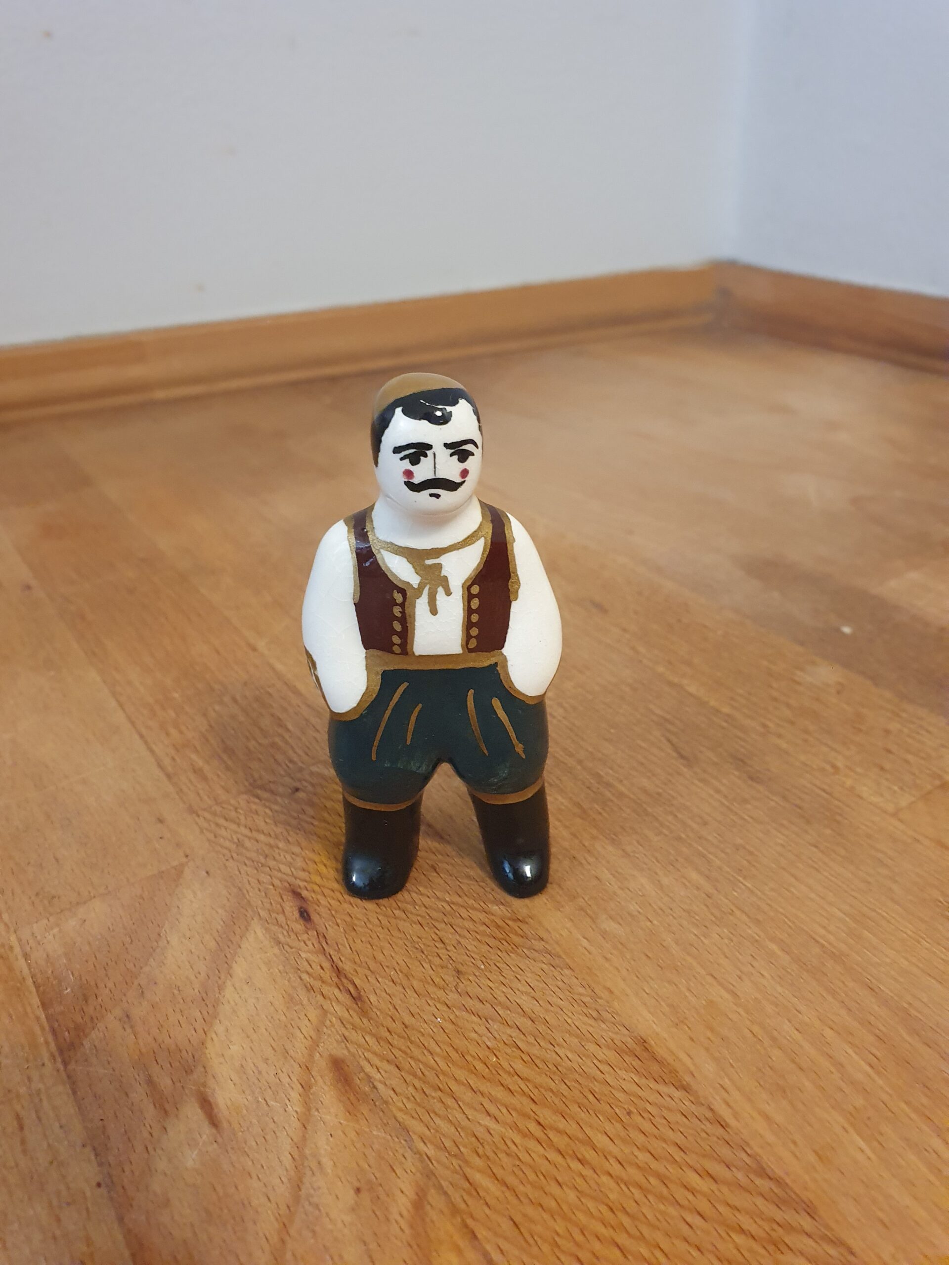 Lille figur i porcelæn