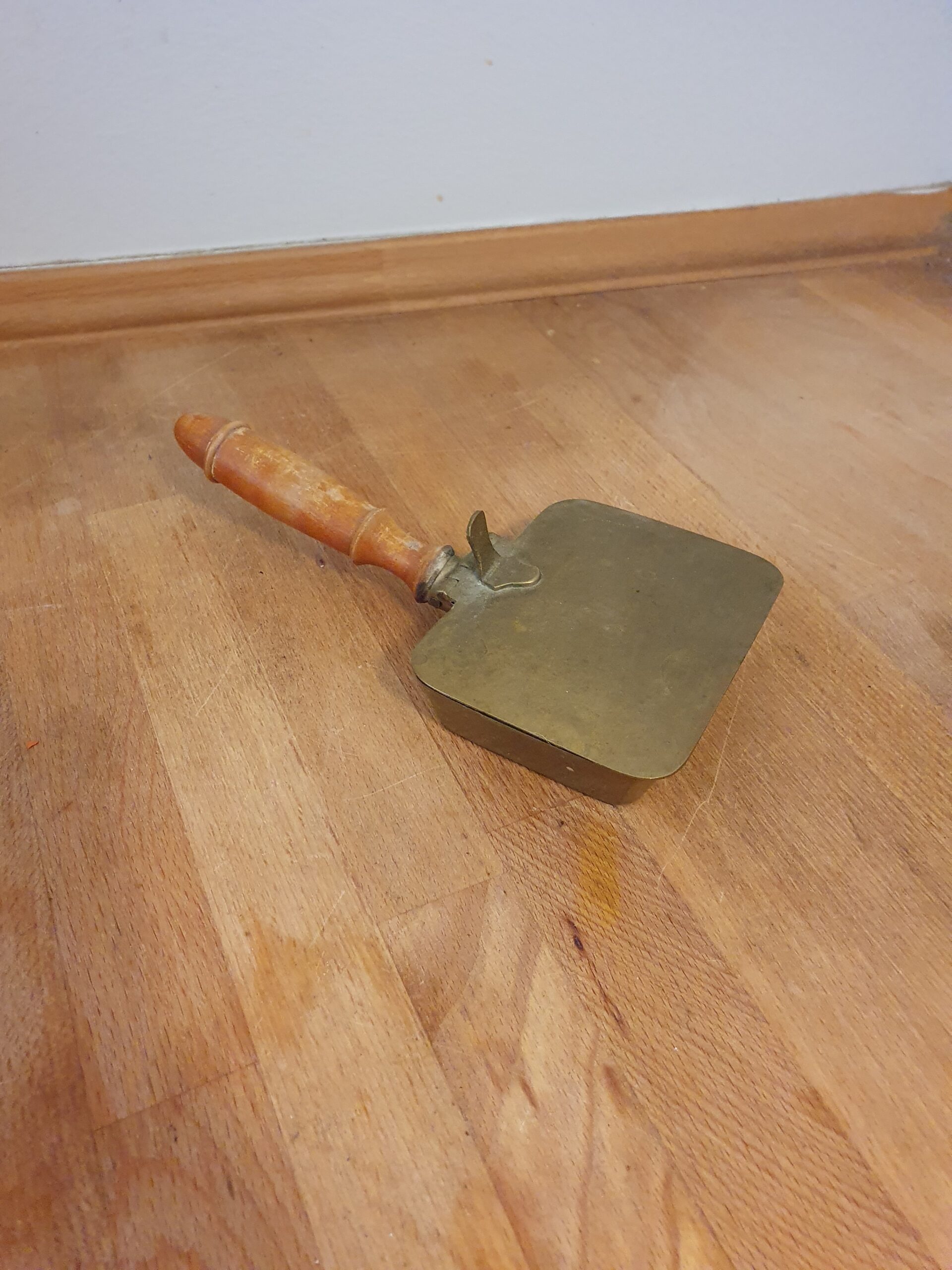 Askebæger i messing