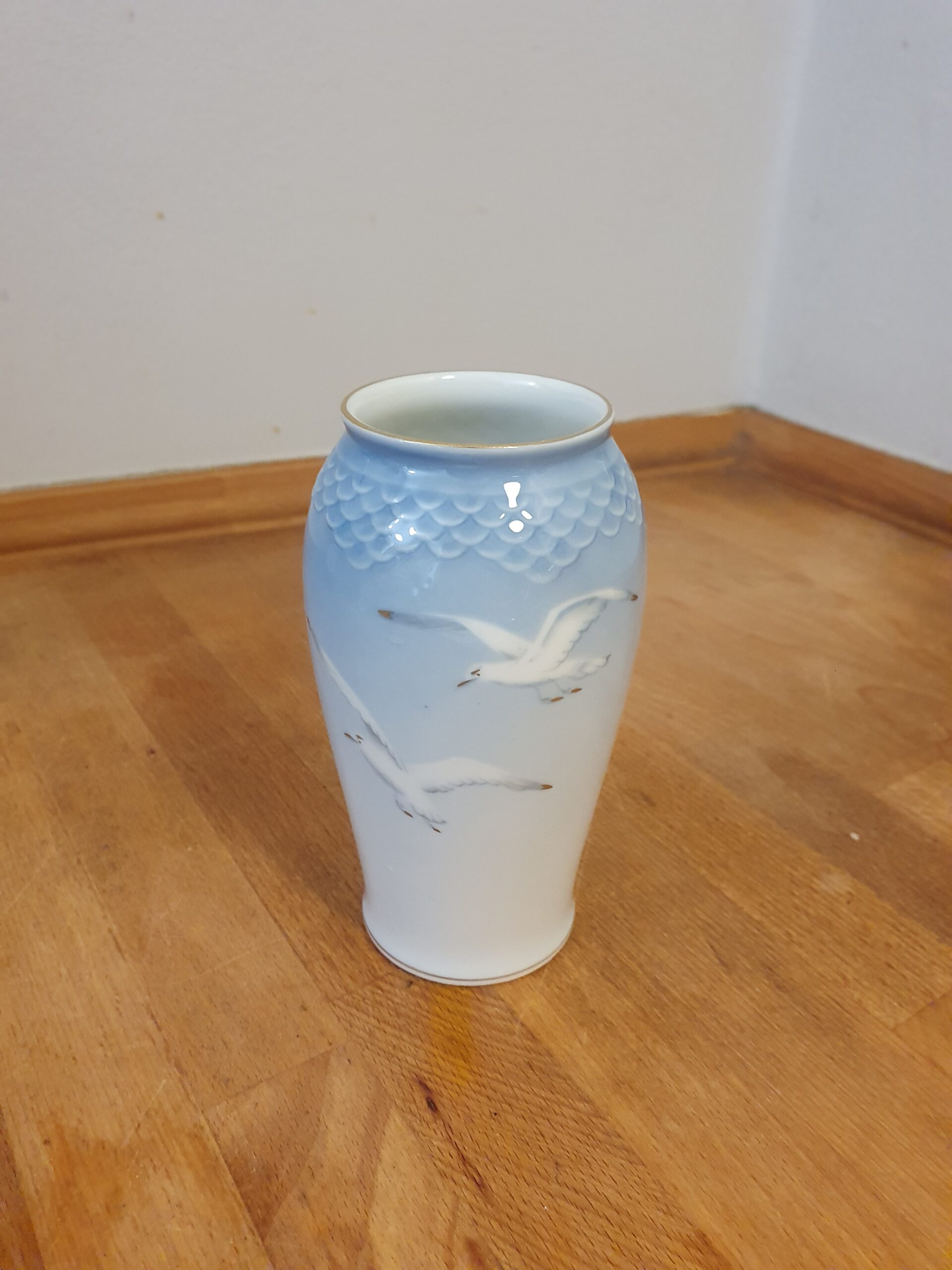 Mågestel vase med guldkant