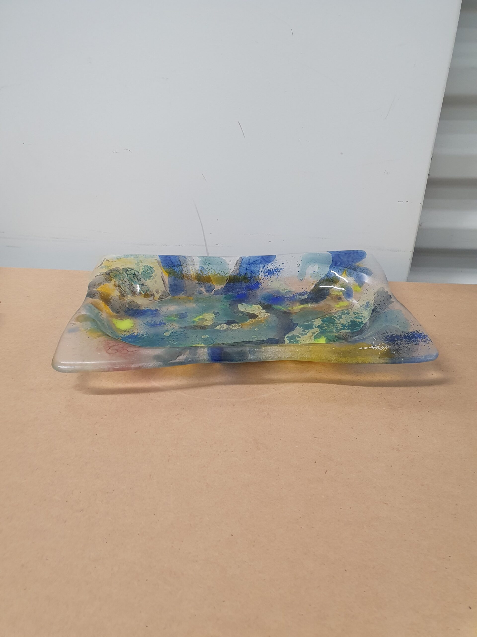 Dekorativ skål i glas