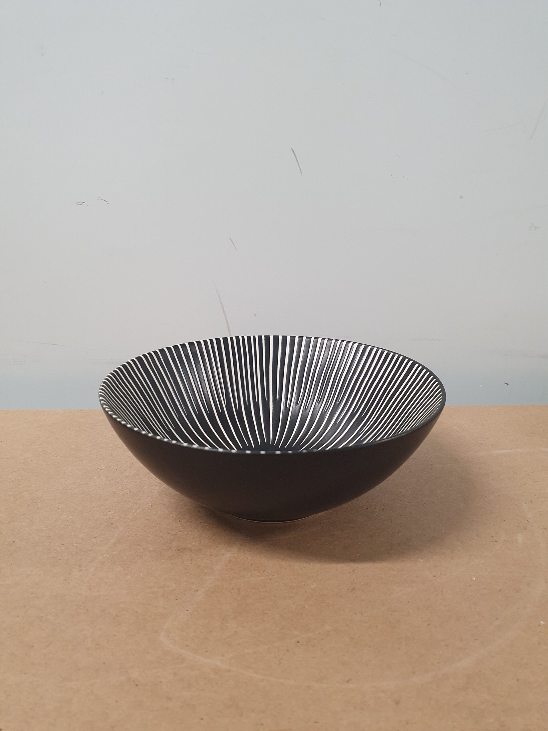 Stribet skål i porcelæn fra Tiger
