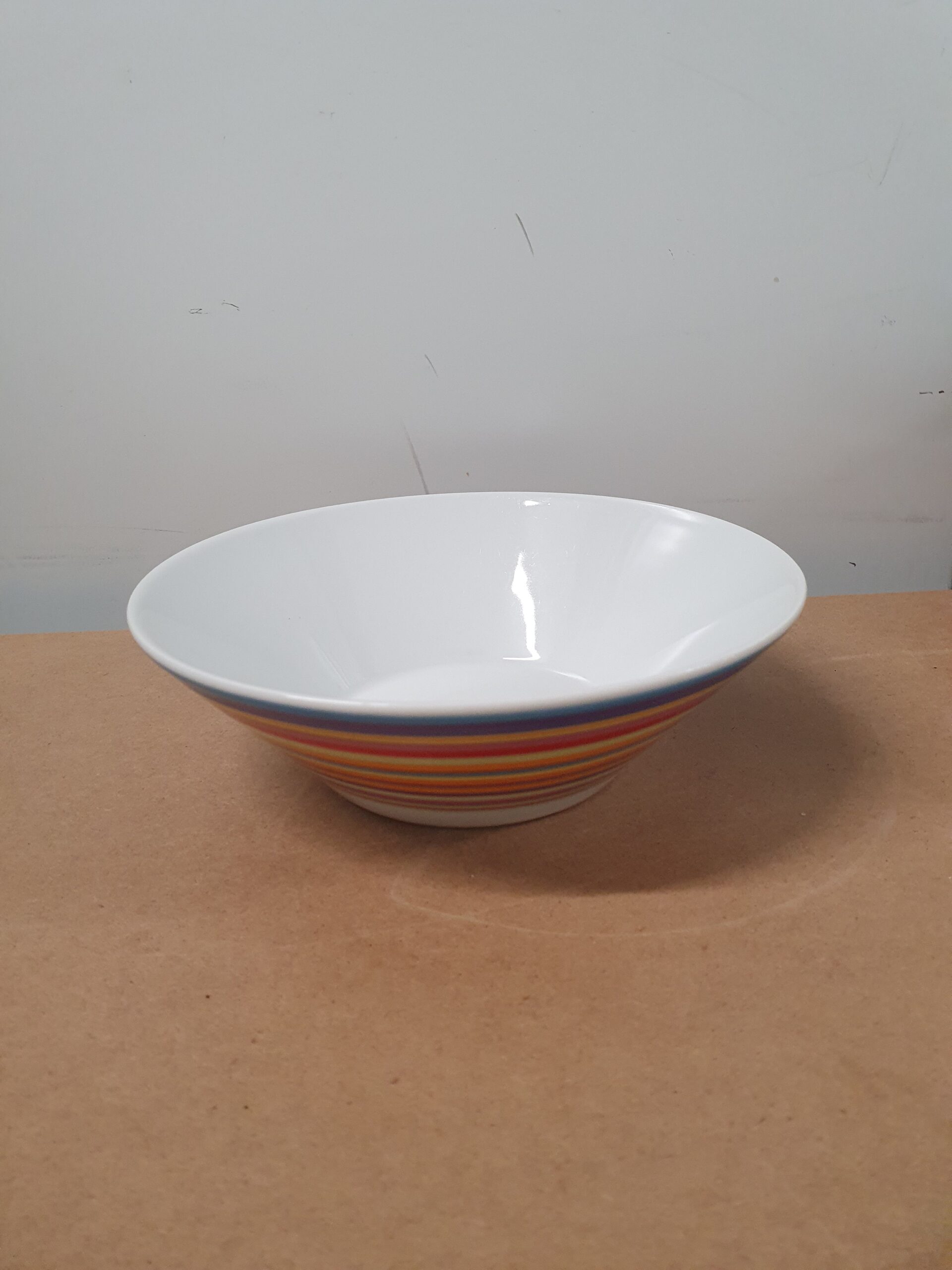 Skål i porcelæn med striber