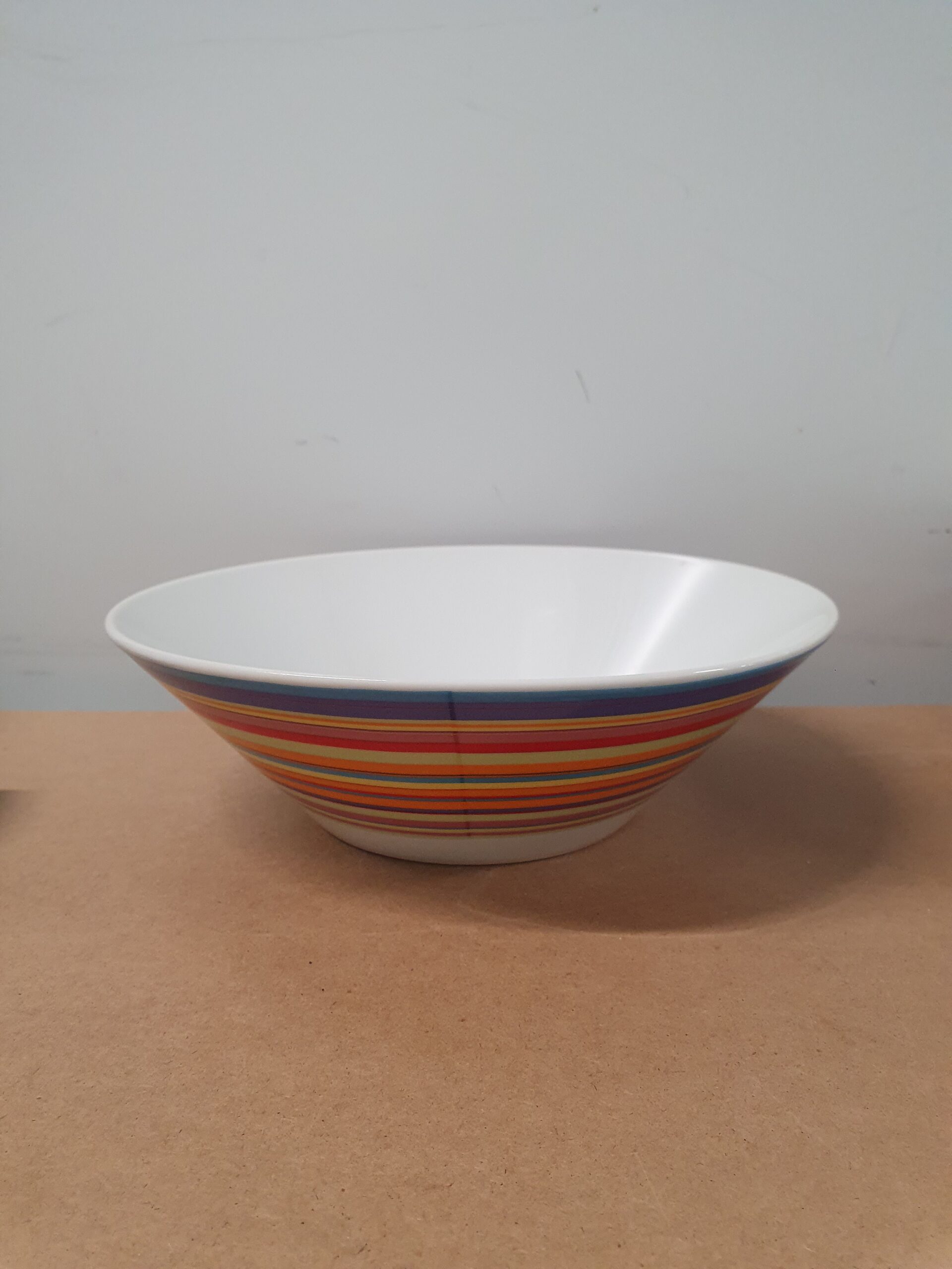 Stribet skål i porcelæn