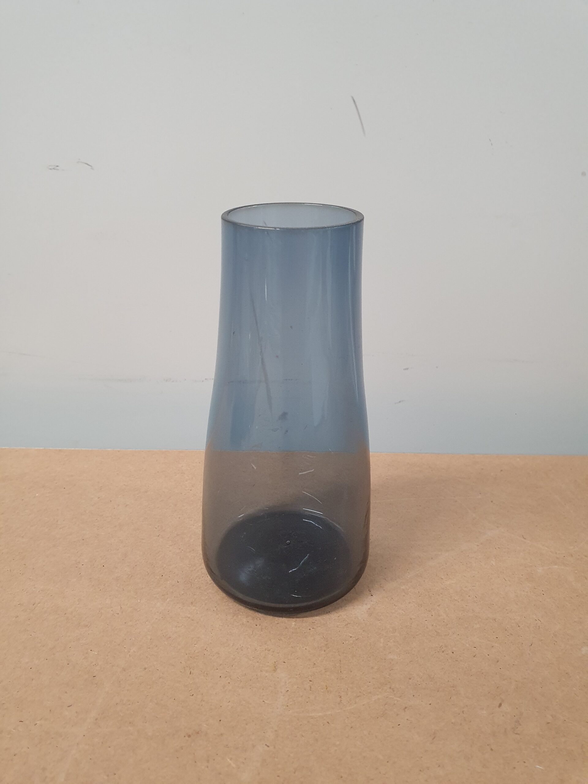 Vase i mørkt glas