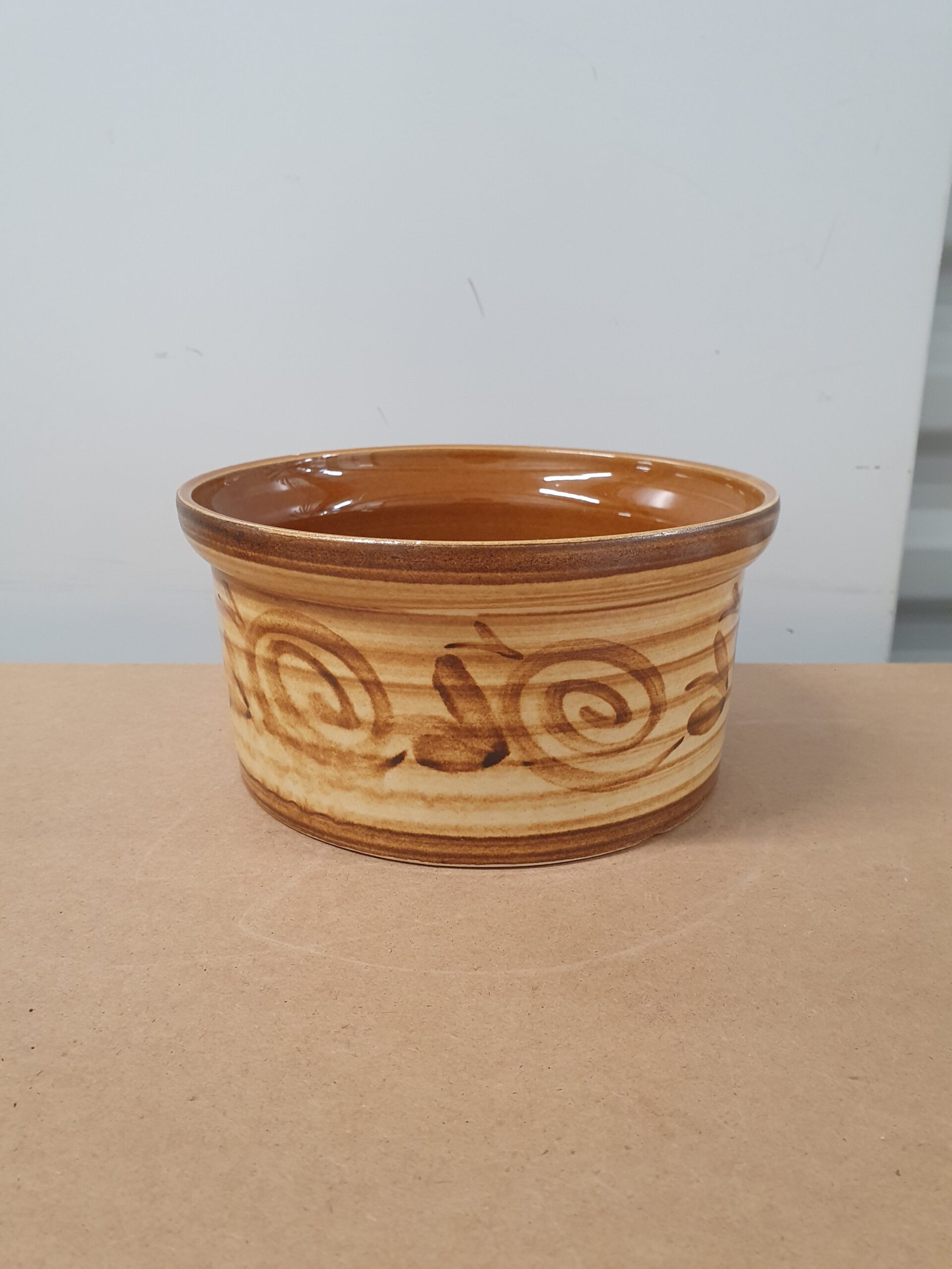 Dekoreret skål i glasseret ler