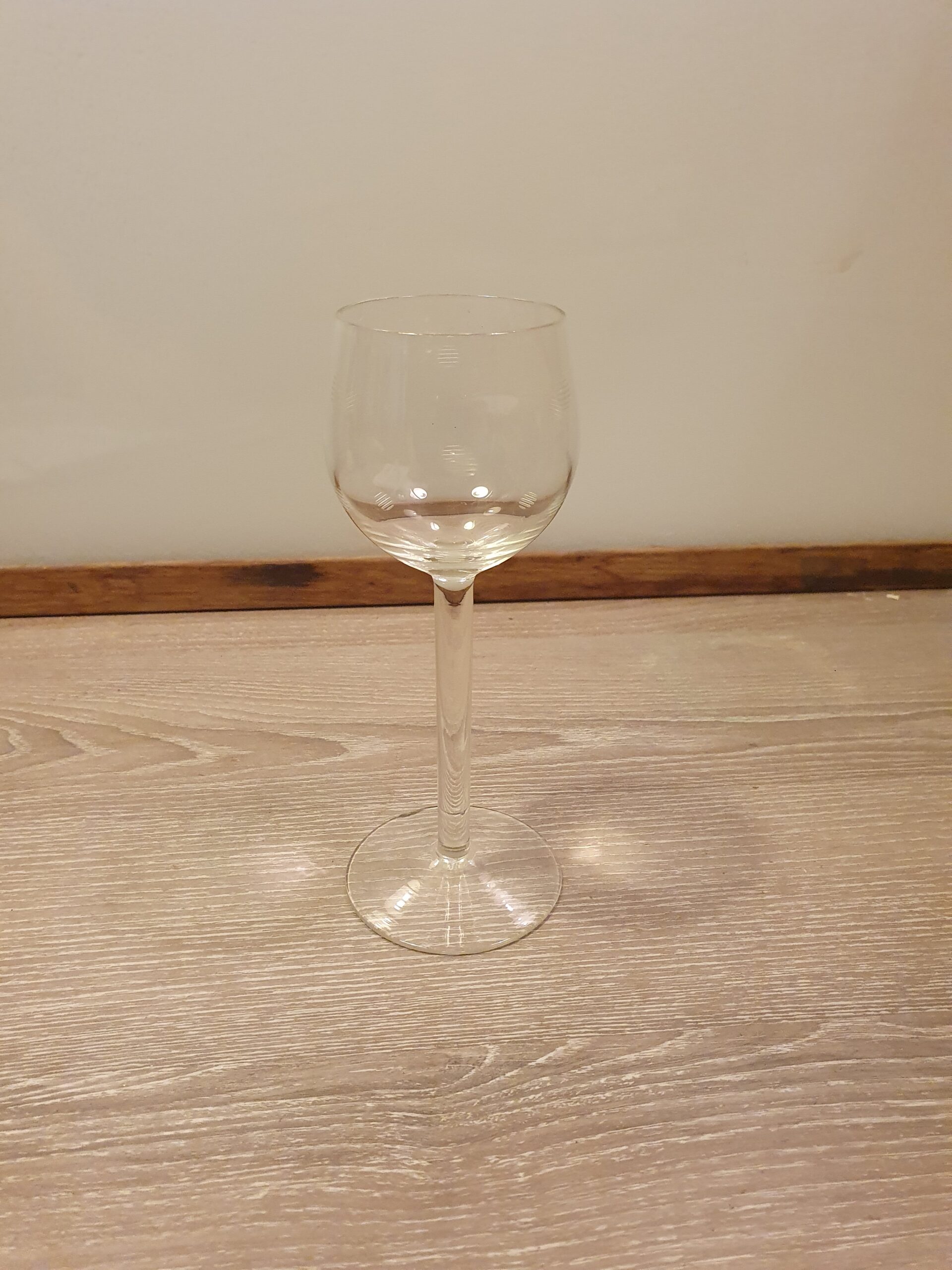 Vinglas med prikker