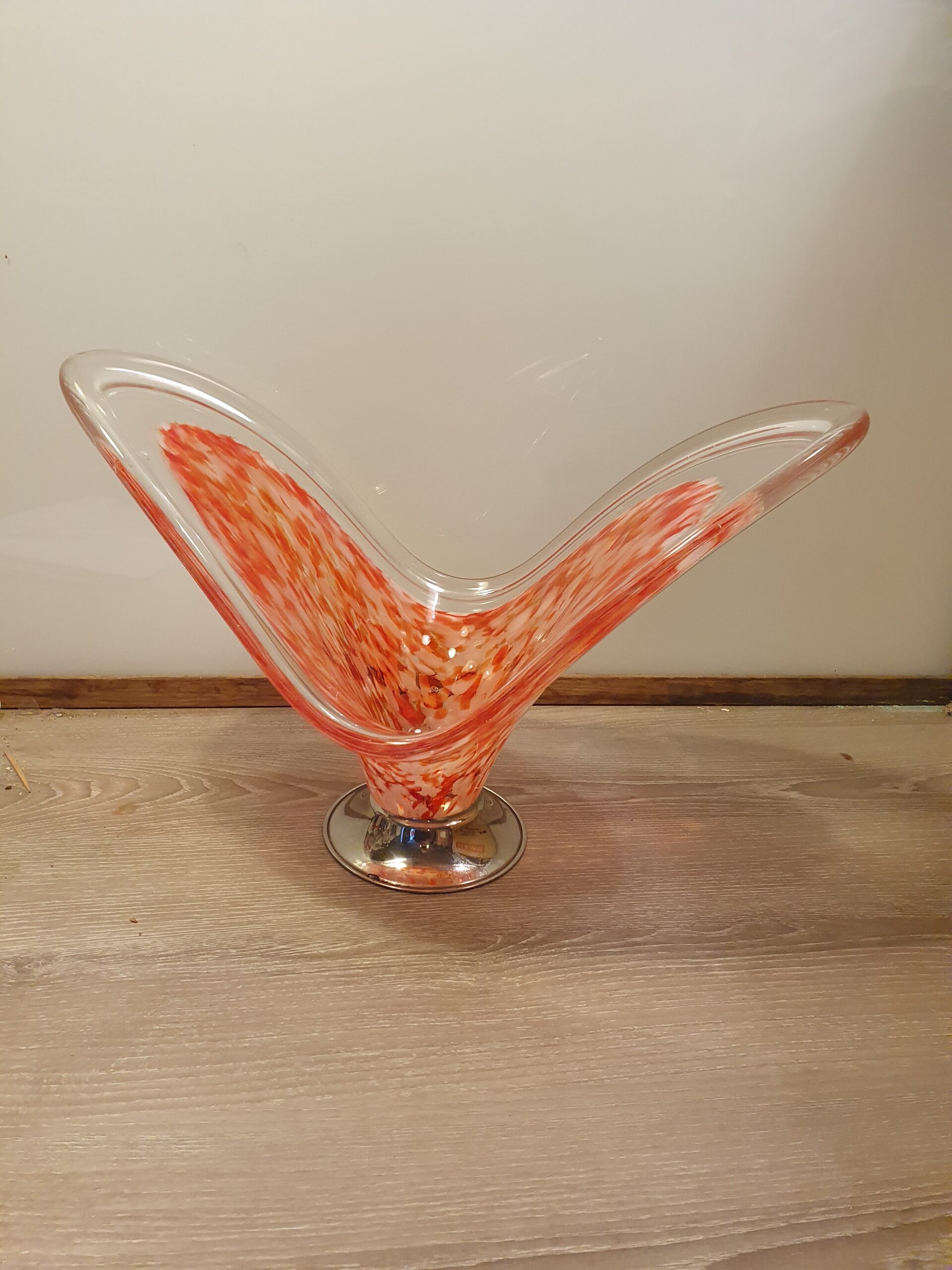 Glas skål på metal fod