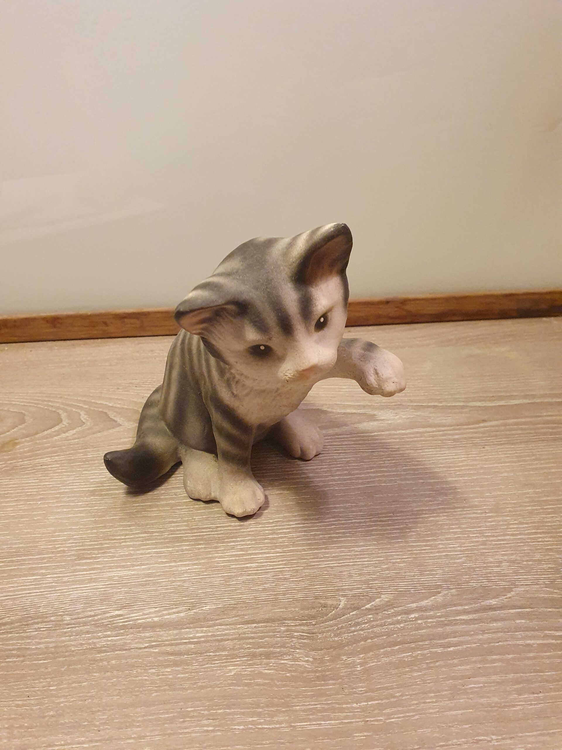 Lille kattefigur i porcelæn