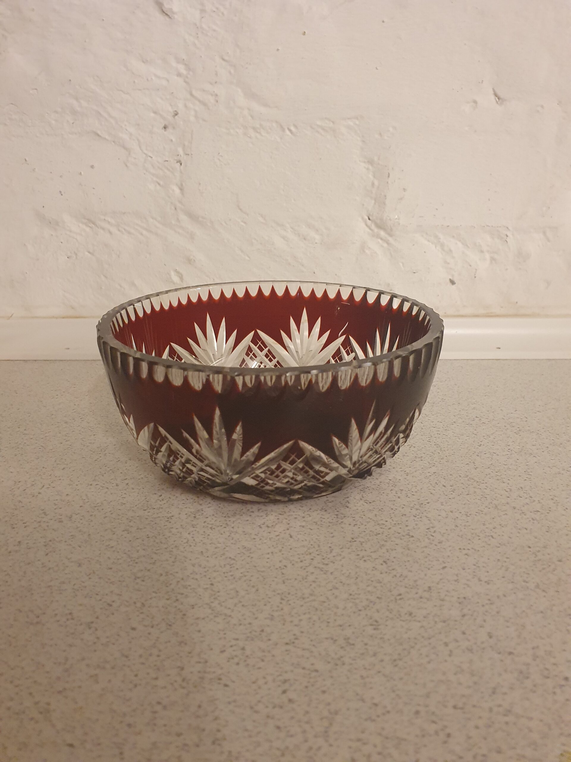 Rød krystalskål i glas
